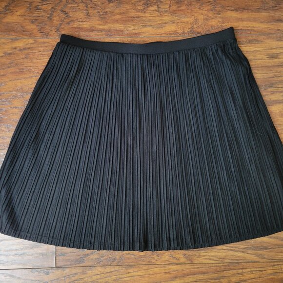 XHILARATION Black Micro-Pleated Flowy Skirt sz L EUC Spring Summer Beach - Picture 1 of 4